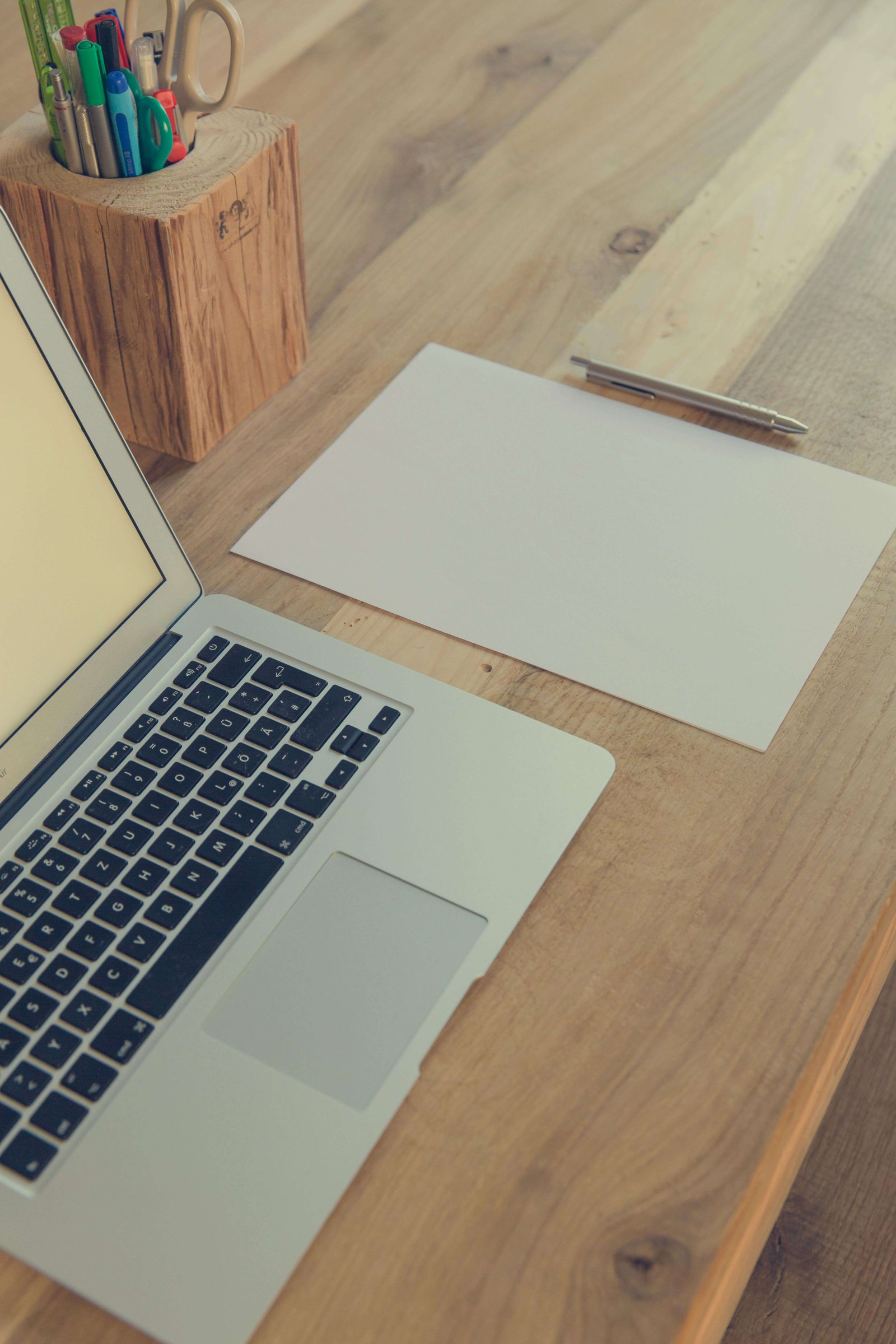 Un laptop et une feuille de papier posés sur une table